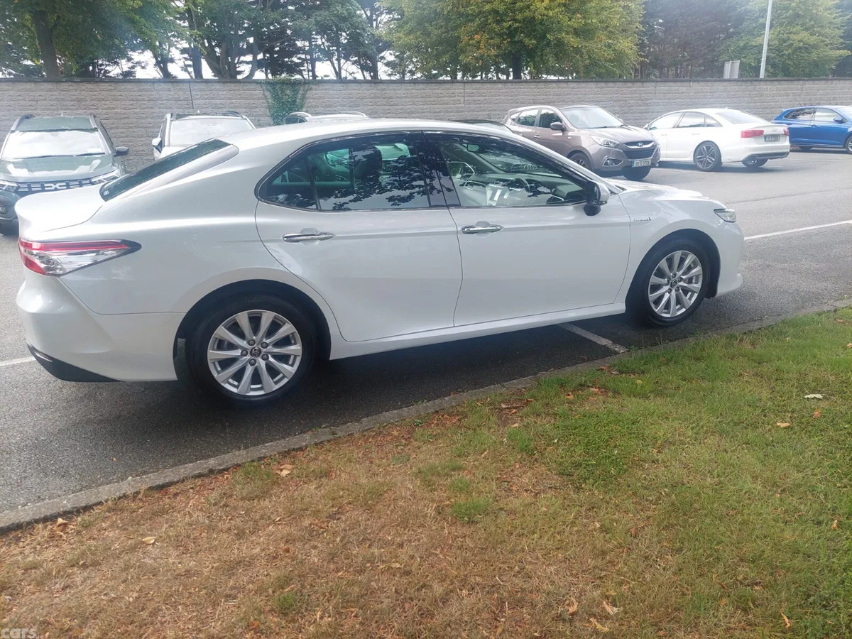 Toyota Camry Saloon, Petrol Hybrid, 2018, White
