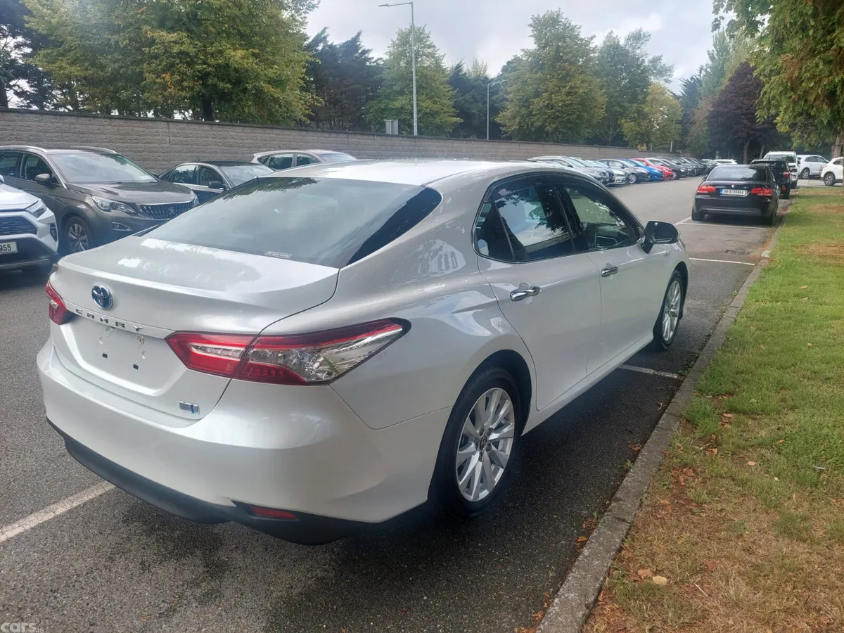 Toyota Camry Saloon, Petrol Hybrid, 2018, White