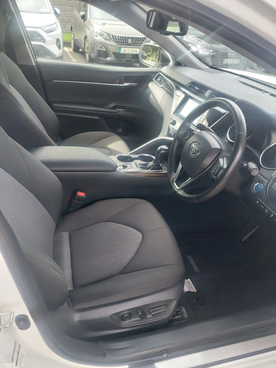 Toyota Camry Saloon, Petrol Hybrid, 2018, White
