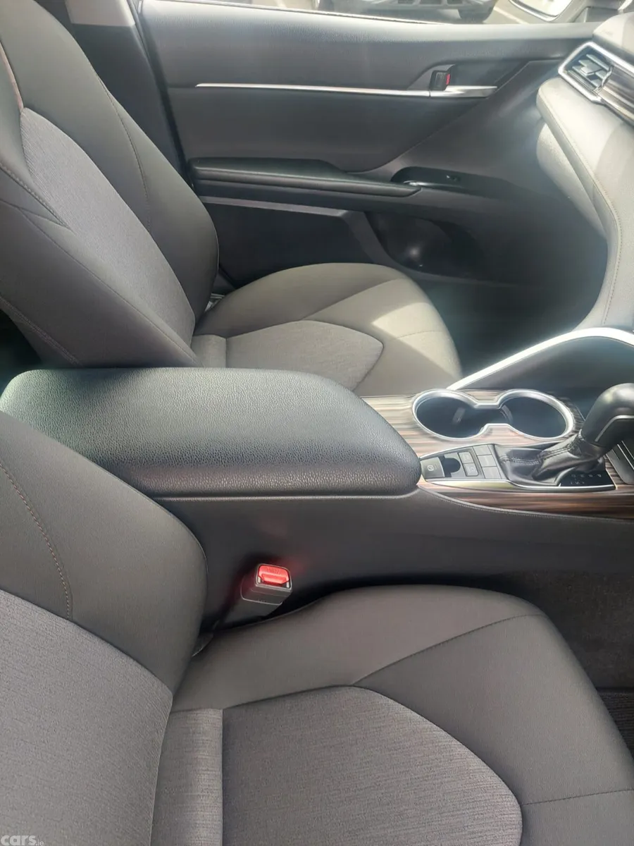 Toyota Camry Saloon, Petrol Hybrid, 2018, White