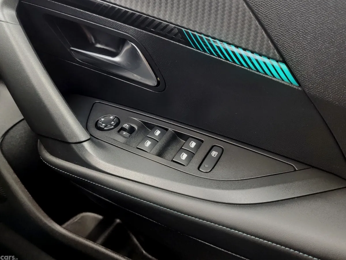 Peugeot 2008 MPV, Electric, 2023, Blue