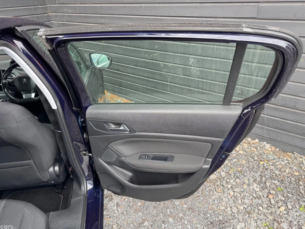 Peugeot 308 Hatchback, Petrol, 2014, Blue