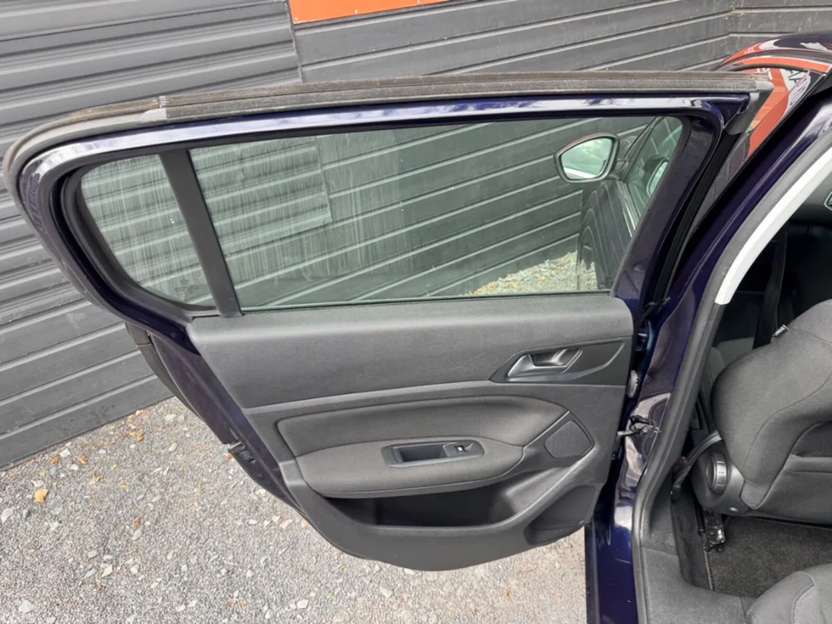 Peugeot 308 Hatchback, Petrol, 2014, Blue