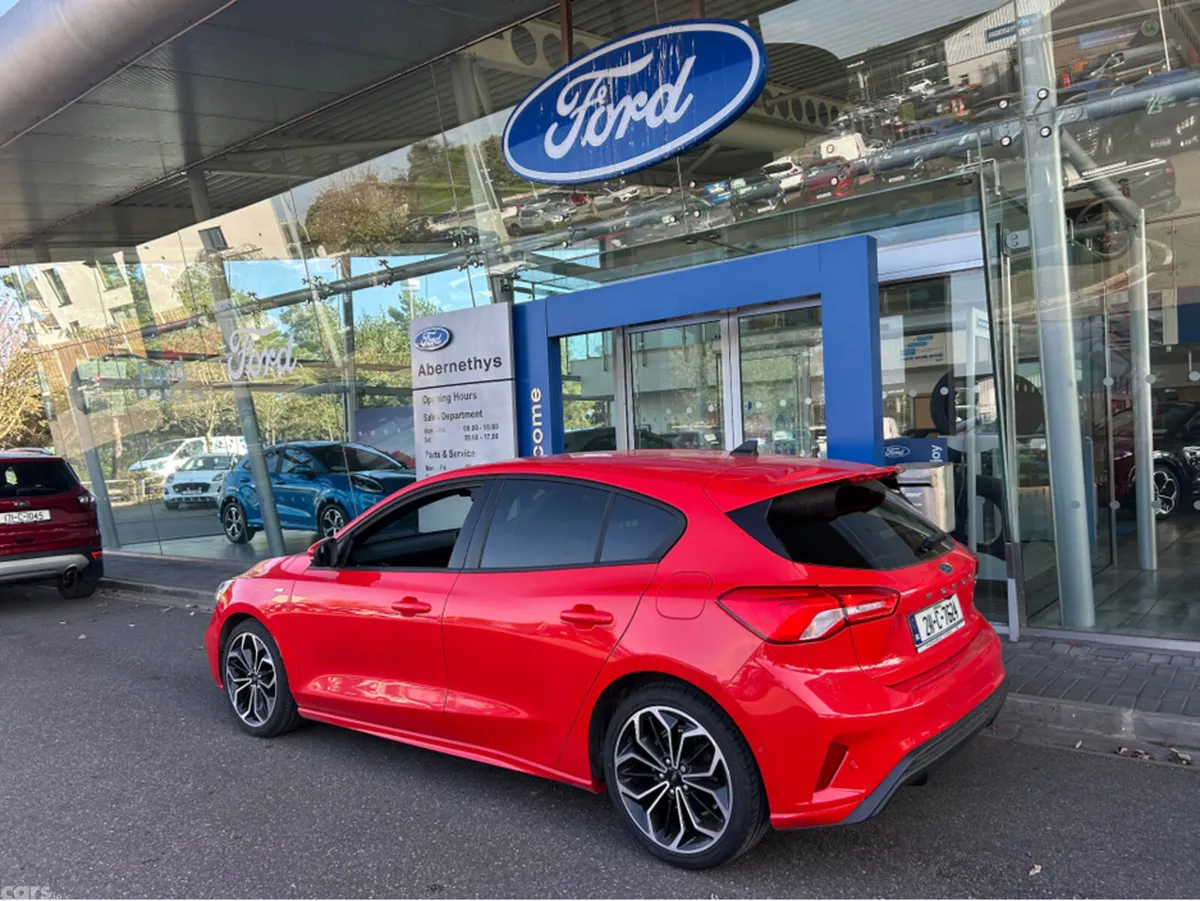 Ford Focus Hatchback, Petrol, 2021, Red