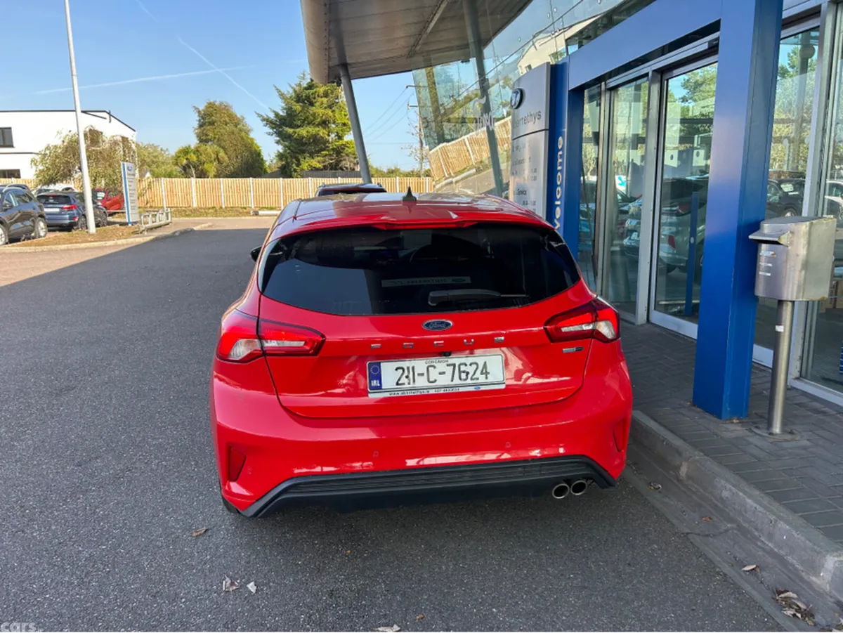 Ford Focus Hatchback, Petrol, 2021, Red