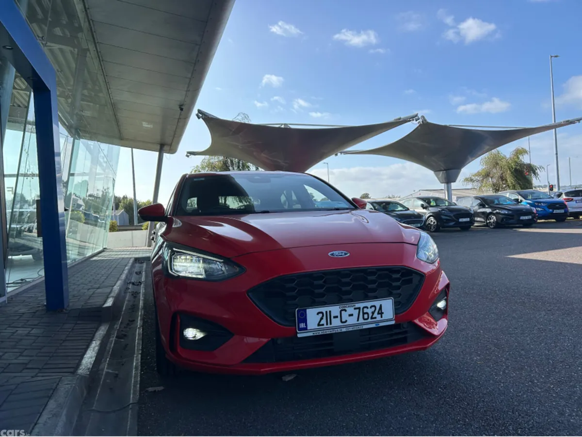 Ford Focus Hatchback, Petrol, 2021, Red