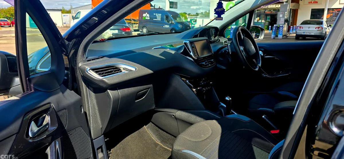 Peugeot 208 Hatchback, Petrol, 2015, Black
