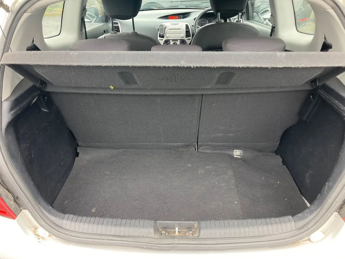 Hyundai i20 Hatchback, Petrol, 2009, Silver