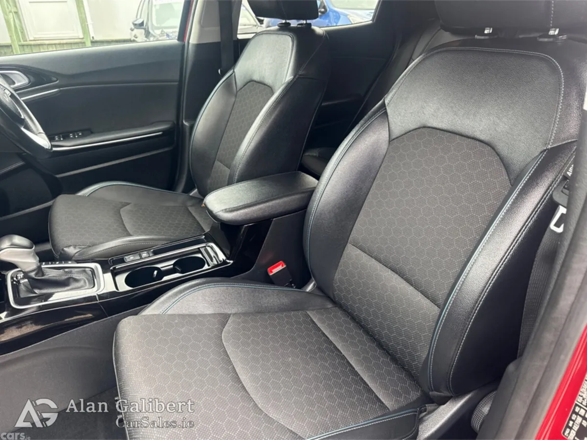 Kia XCeed Hatchback, Petrol Plug-in Hybrid, 2023, Red