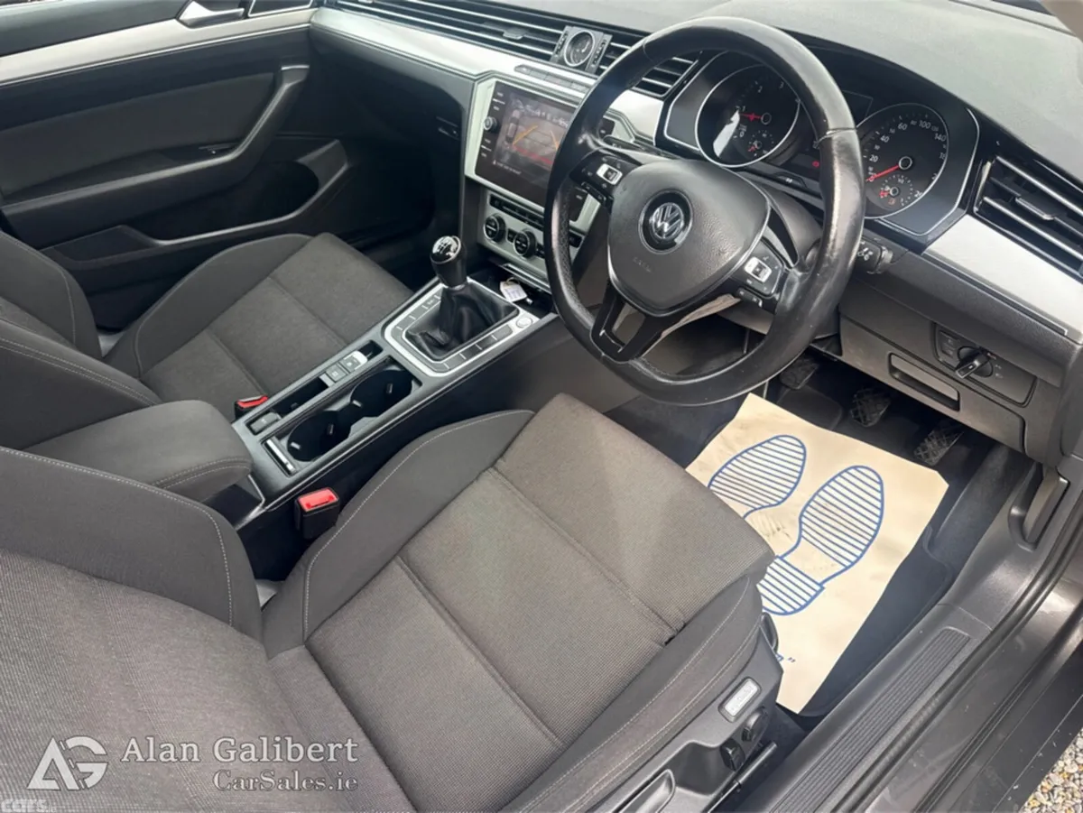 Volkswagen Passat Saloon, Diesel, 2019, Grey