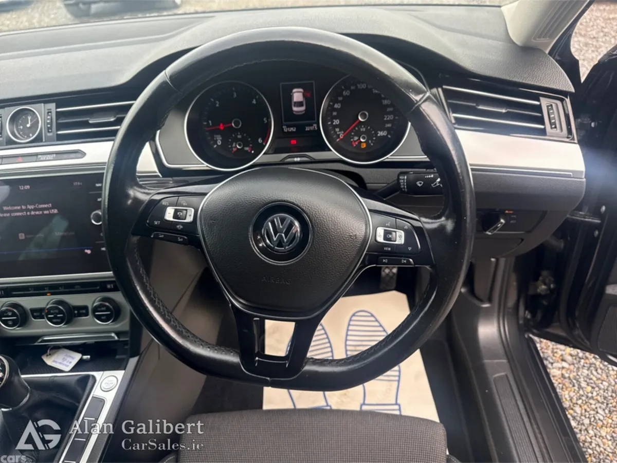 Volkswagen Passat Saloon, Diesel, 2019, Grey