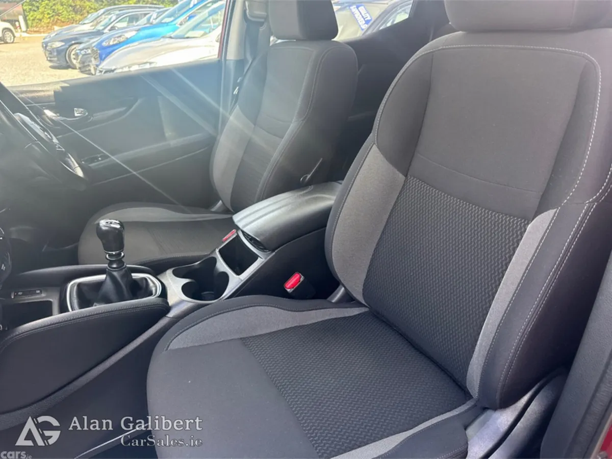 Nissan Qashqai MPV, Petrol, 2020, Red