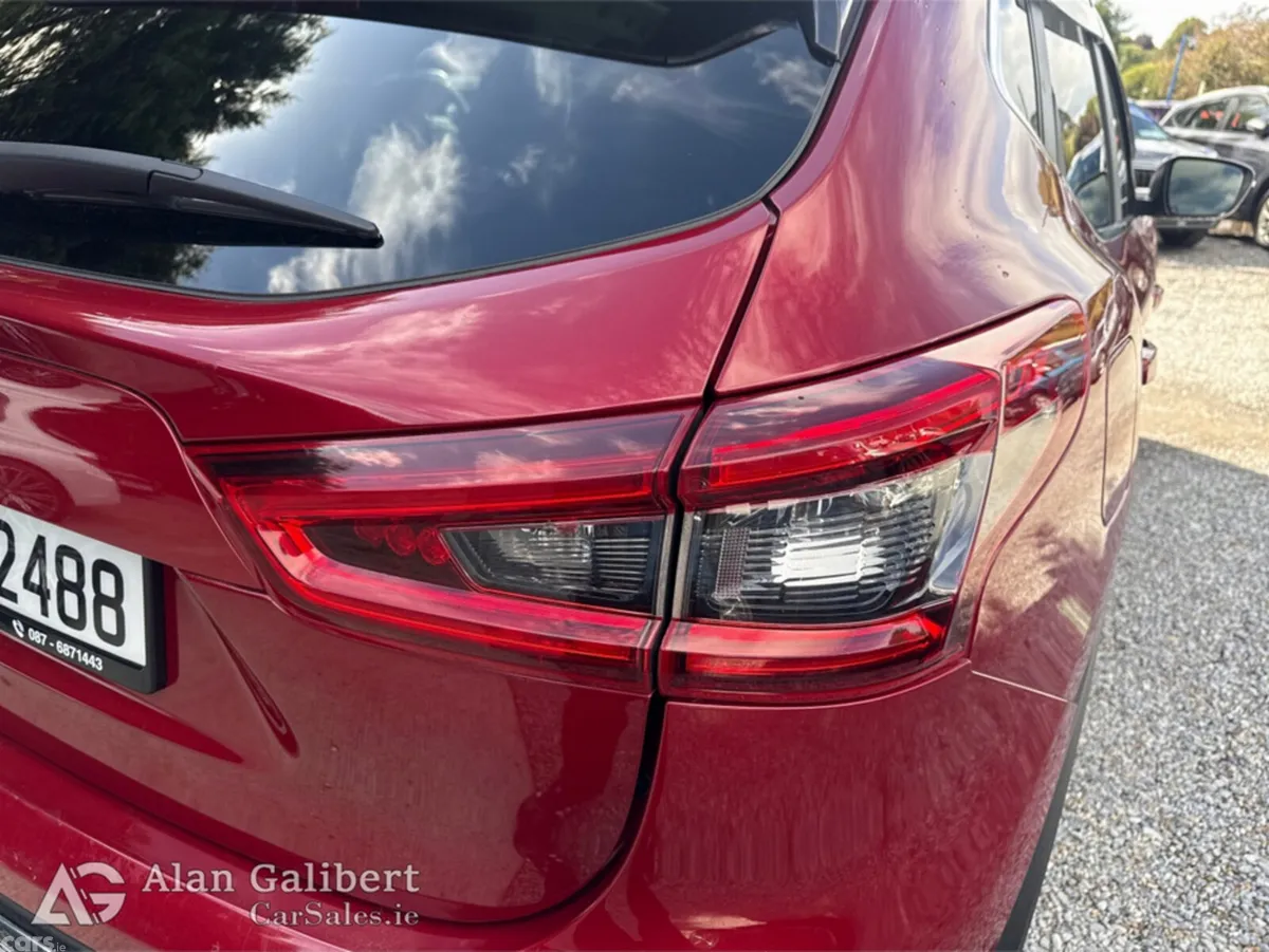 Nissan Qashqai MPV, Petrol, 2020, Red