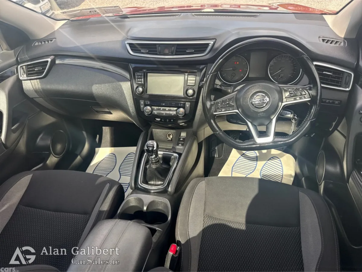 Nissan Qashqai MPV, Petrol, 2020, Red