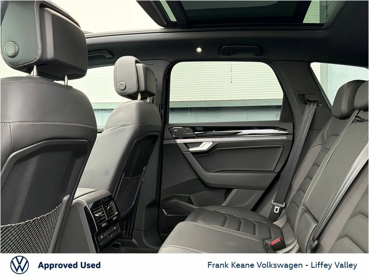 Volkswagen Touareg SUV, Petrol Plug-in Hybrid, 2026, Blue