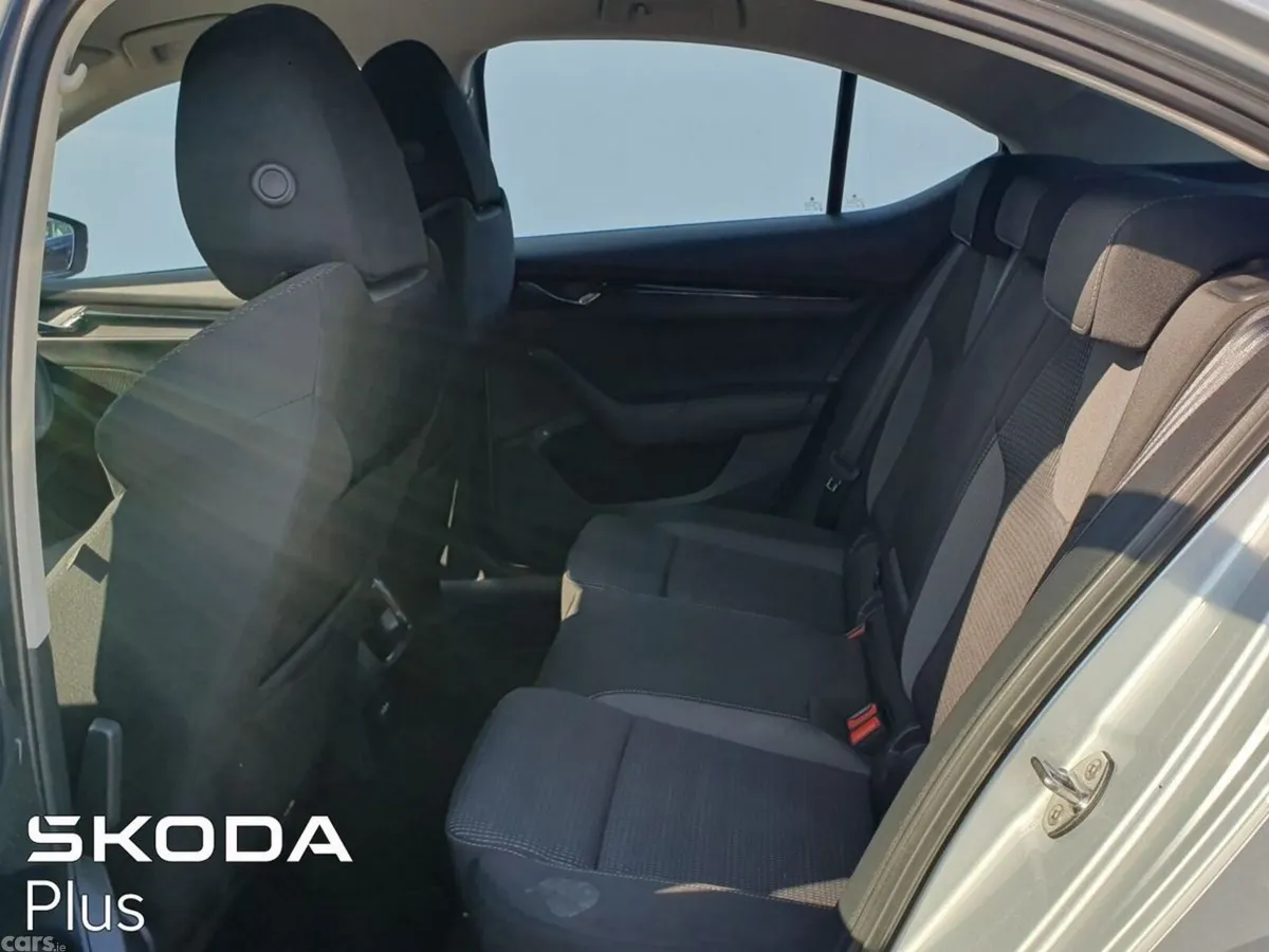 Skoda Octavia Saloon, Diesel, 2023, Silver