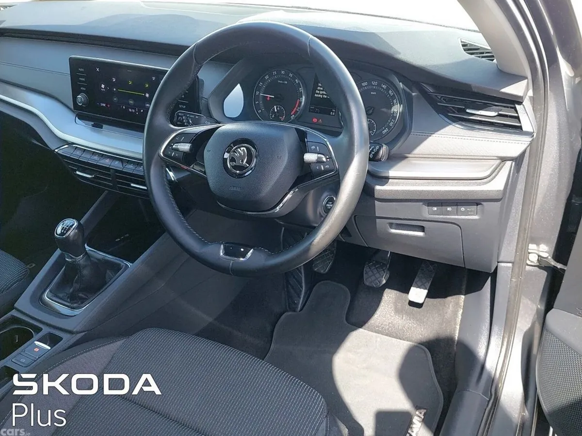 Skoda Octavia Saloon, Diesel, 2022, Grey