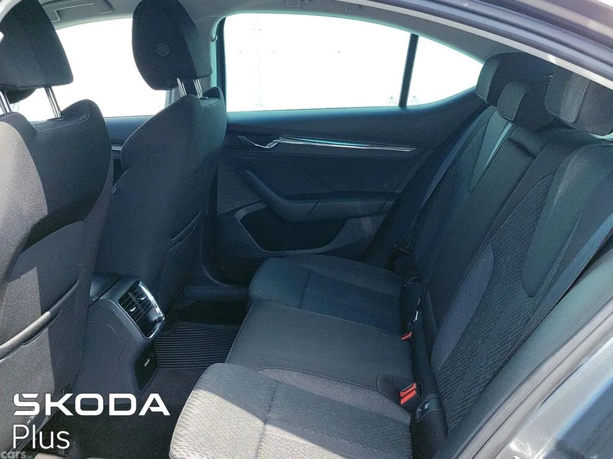 Skoda Octavia Saloon, Diesel, 2023, Grey