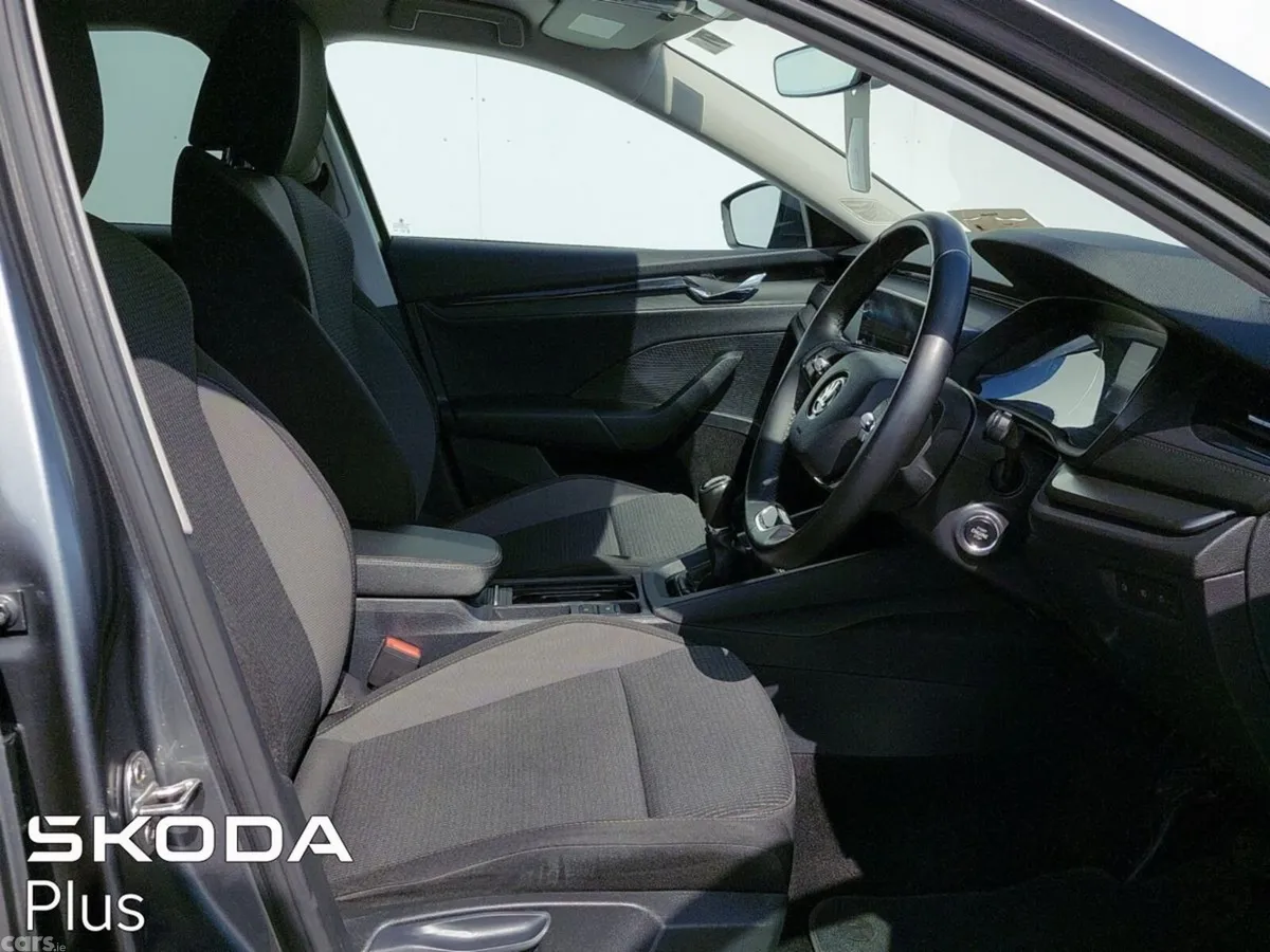 Skoda Octavia Saloon, Diesel, 2022, Grey