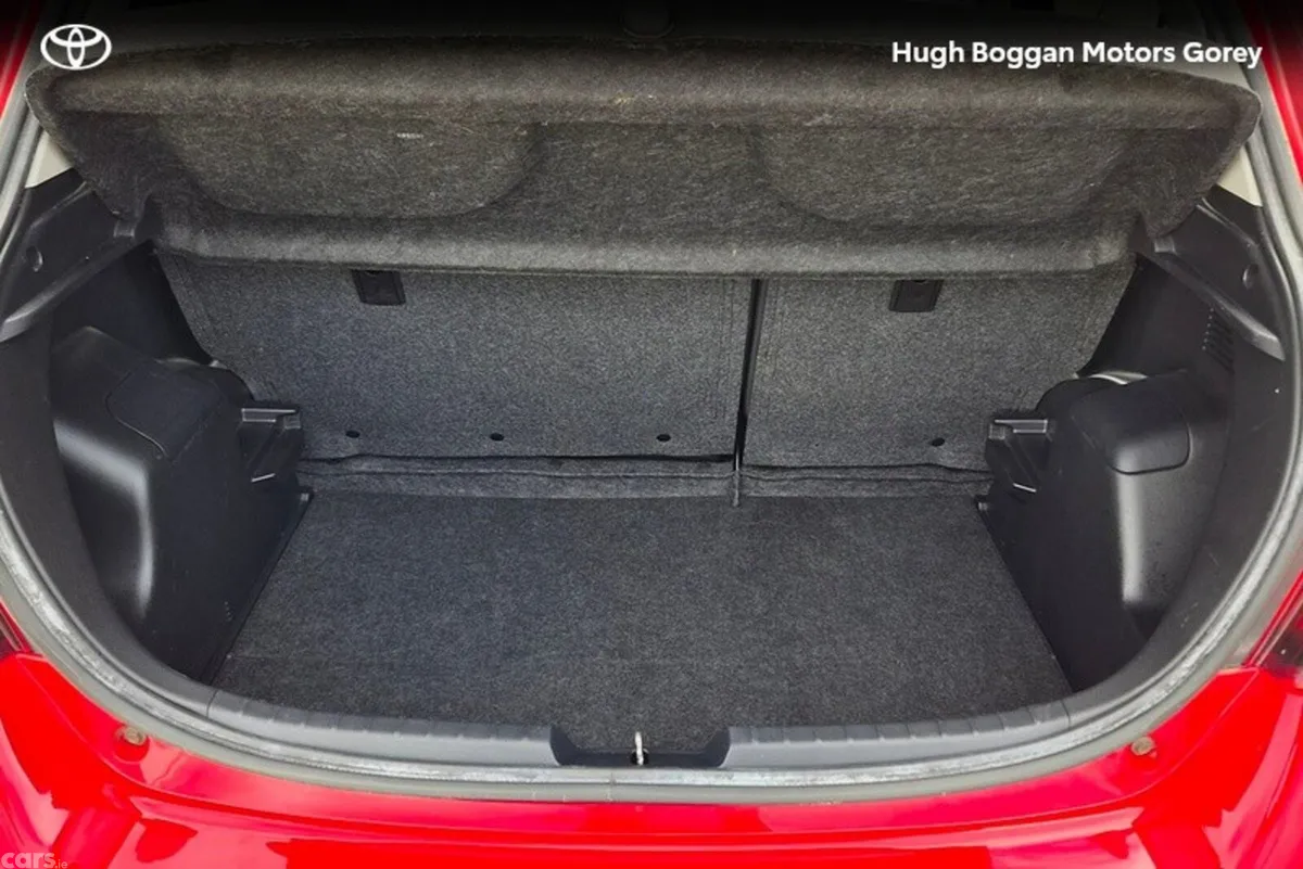 Toyota Yaris Hatchback, Petrol Hybrid, 2016, Red