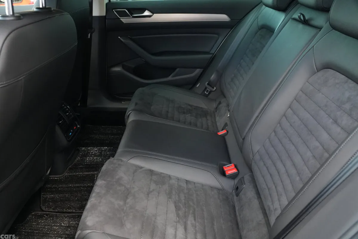 Volkswagen Passat Saloon, Diesel, 2020, White