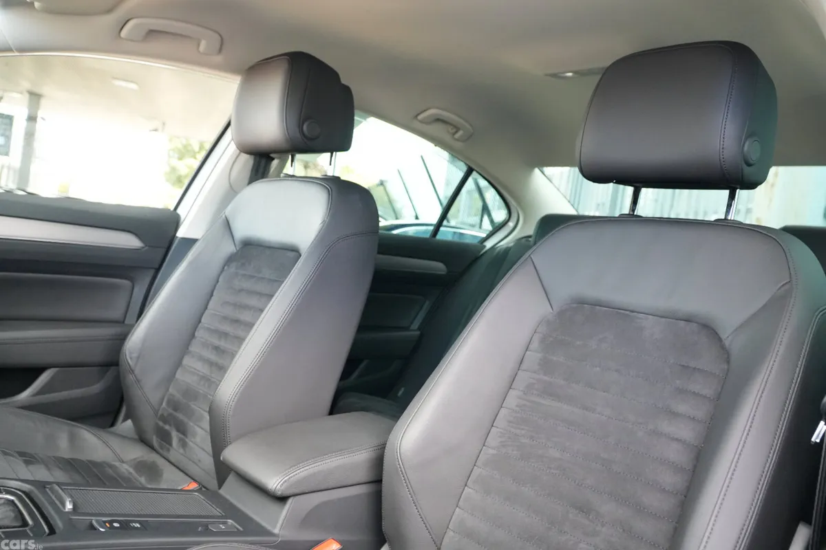 Volkswagen Passat Saloon, Diesel, 2020, White