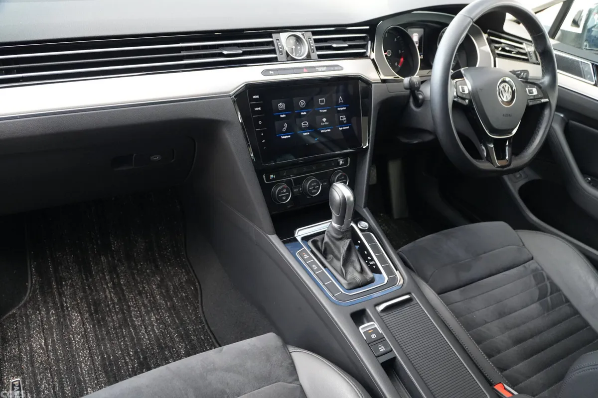 Volkswagen Passat Saloon, Diesel, 2020, White