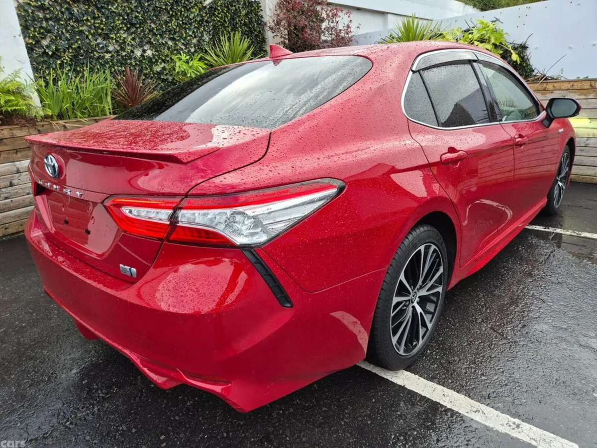 Toyota Camry Saloon, Petrol Hybrid, 2020, Red