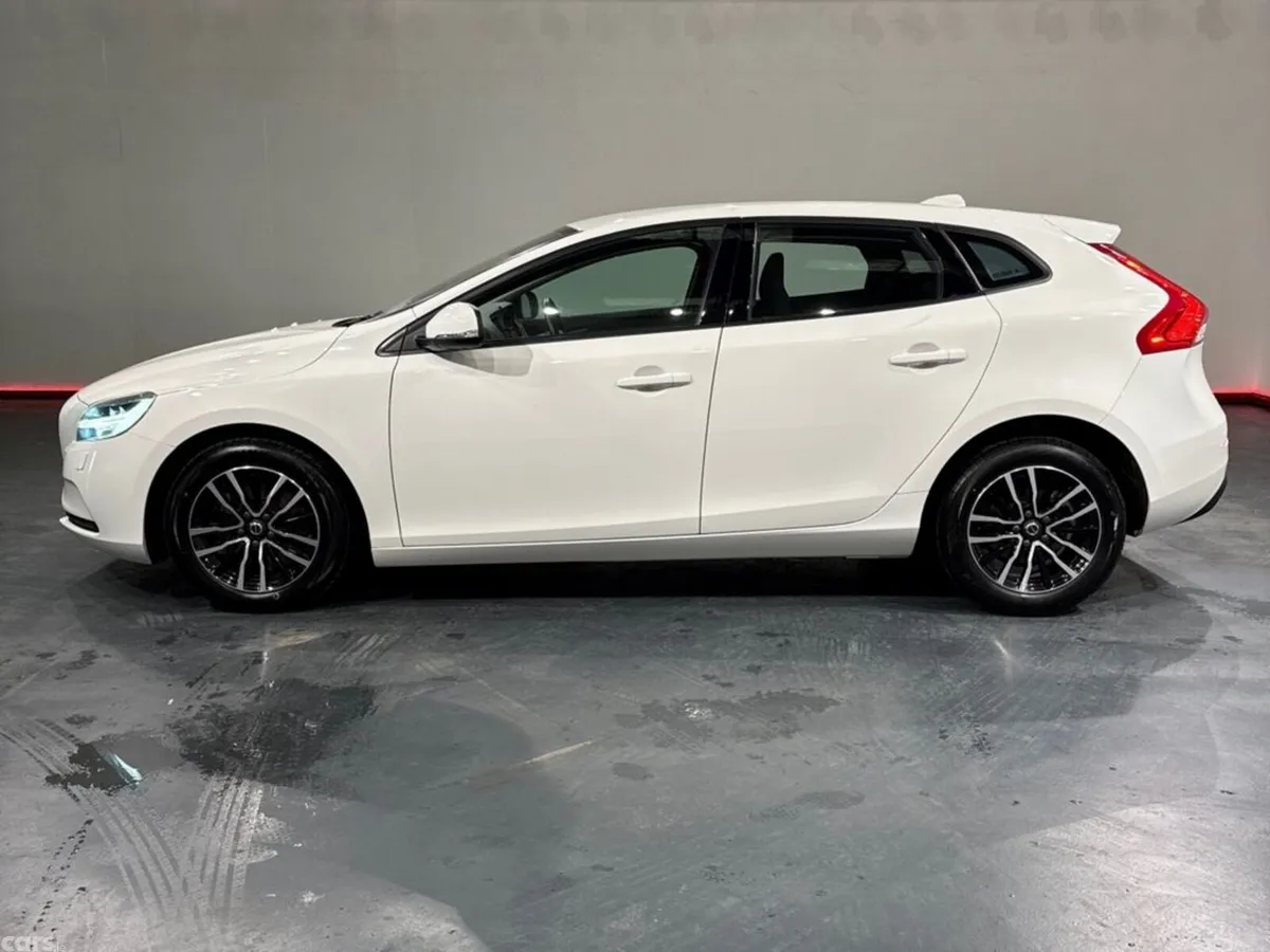 Volvo V40 Hatchback, Petrol, 2019, White