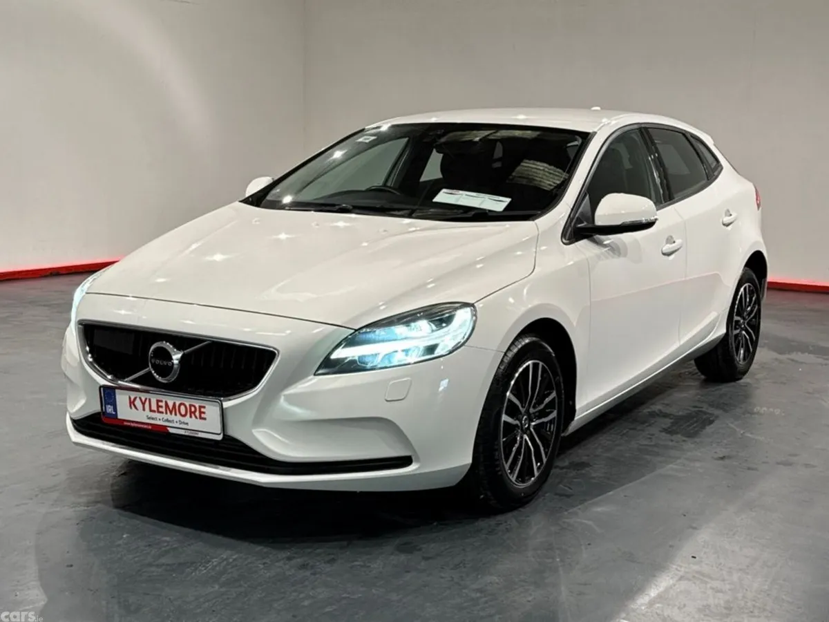 Volvo V40 Hatchback, Petrol, 2019, White