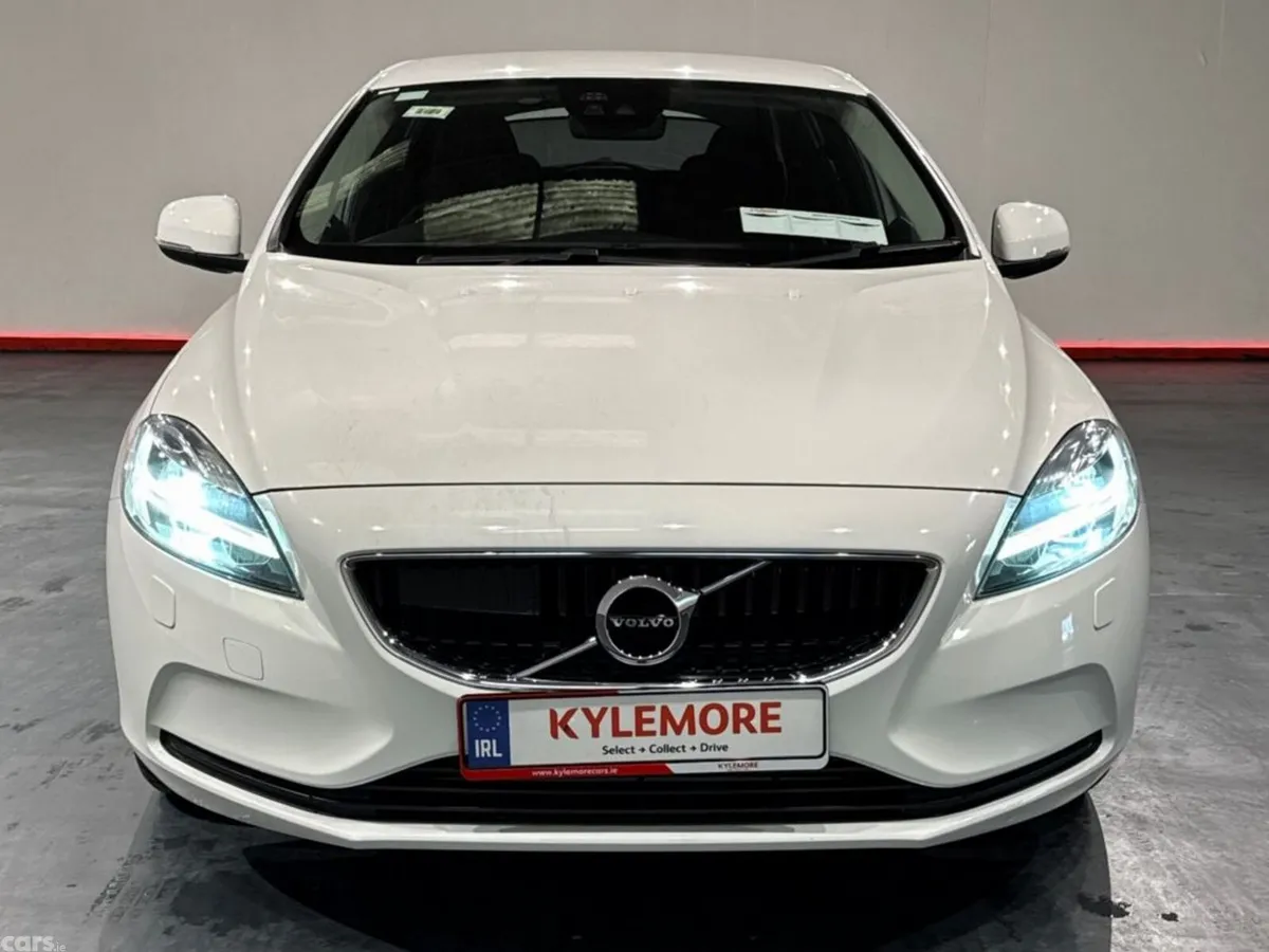 Volvo V40 Hatchback, Petrol, 2019, White
