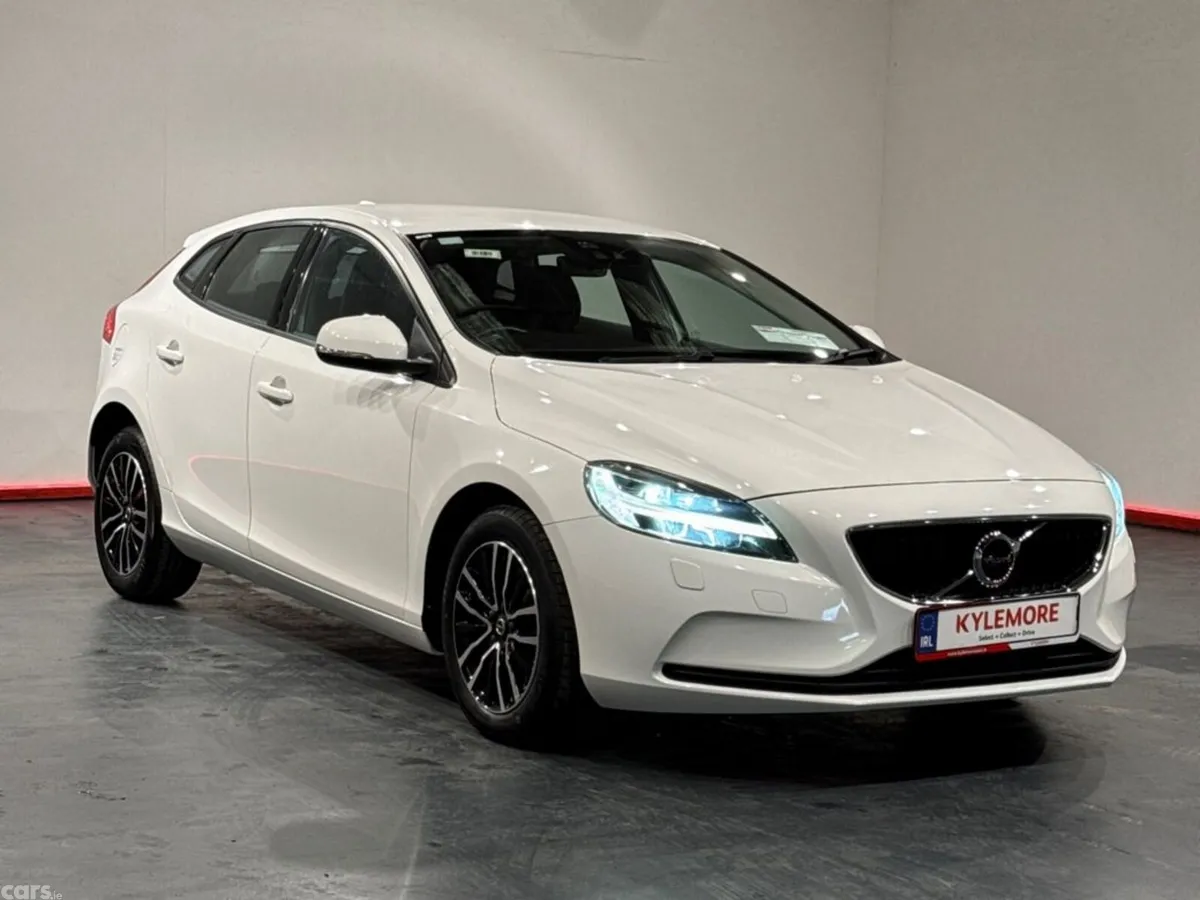 Volvo V40 Hatchback, Petrol, 2019, White