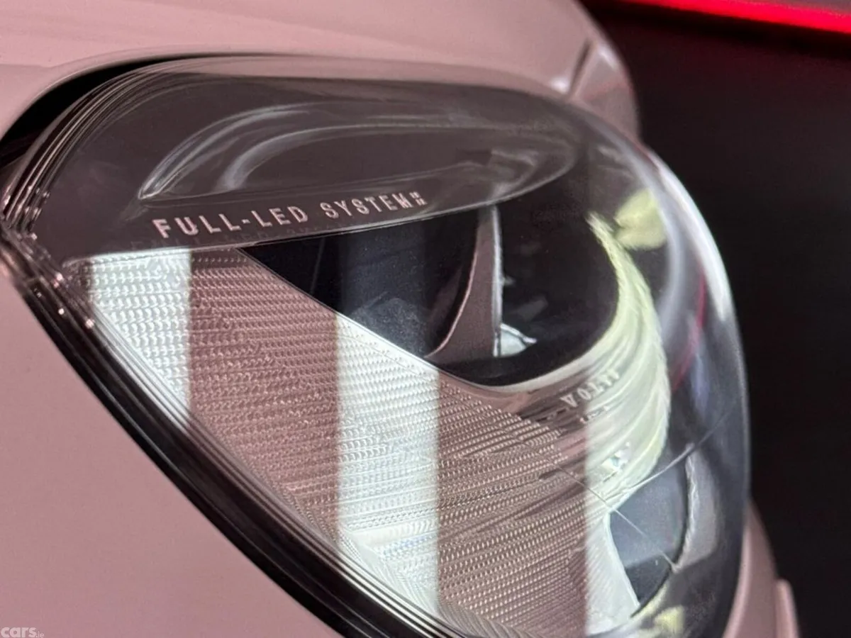 Volvo V40 Hatchback, Petrol, 2019, White