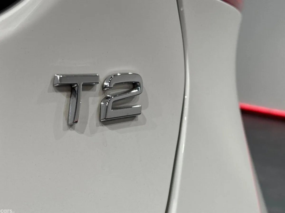 Volvo V40 Hatchback, Petrol, 2019, White