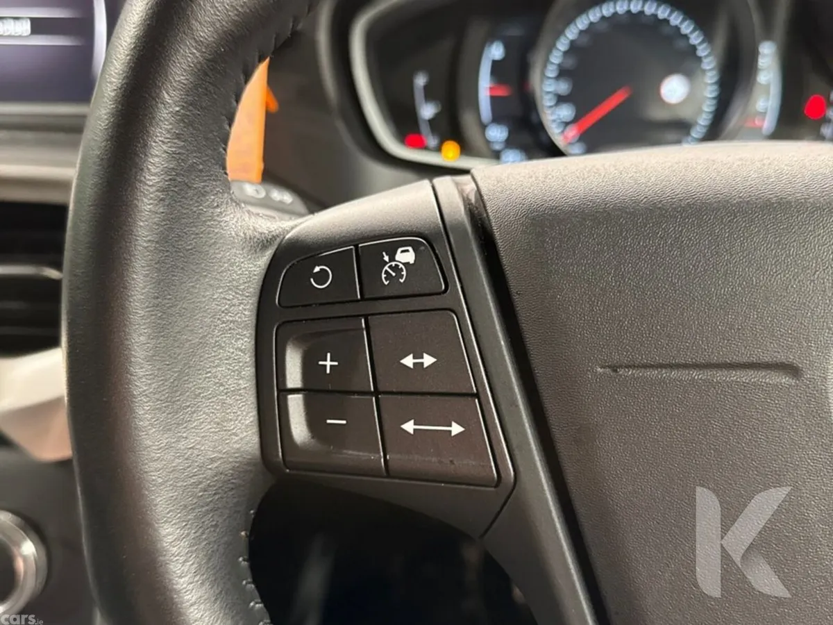 Volvo V40 Hatchback, Petrol, 2019, White