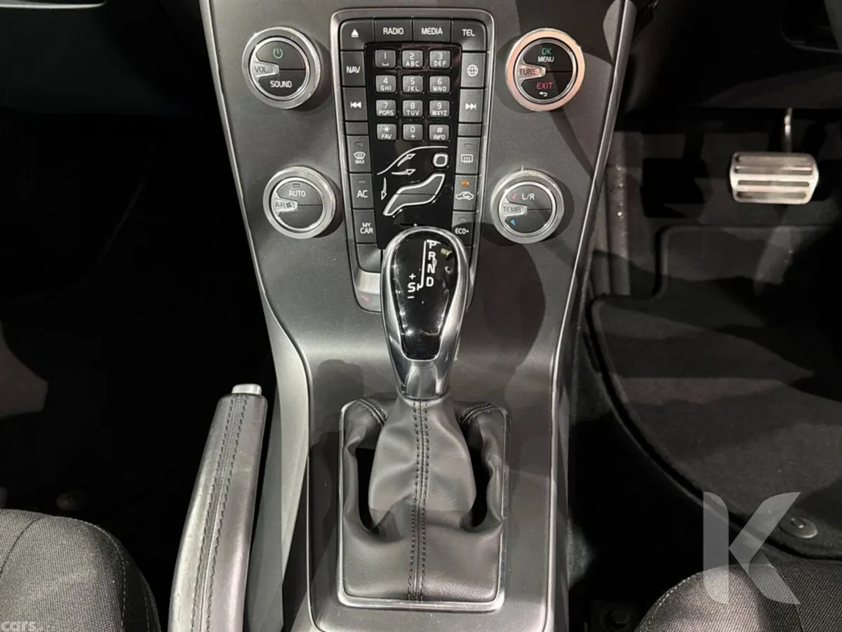 Volvo V40 Hatchback, Petrol, 2019, White