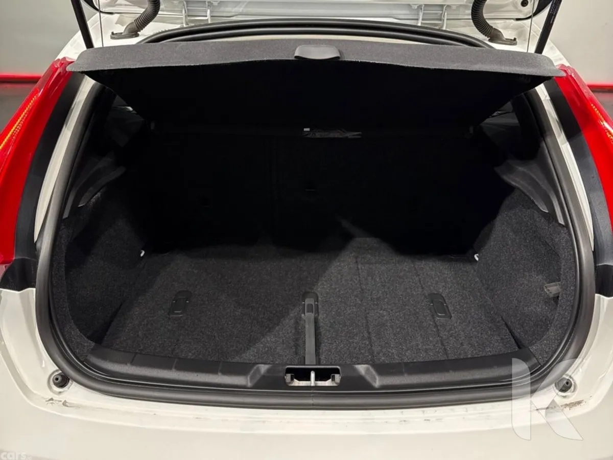 Volvo V40 Hatchback, Petrol, 2019, White