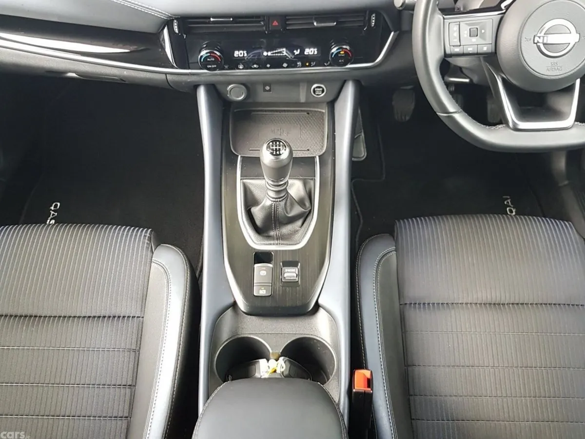 Nissan Qashqai MPV, Petrol, 2023, Red