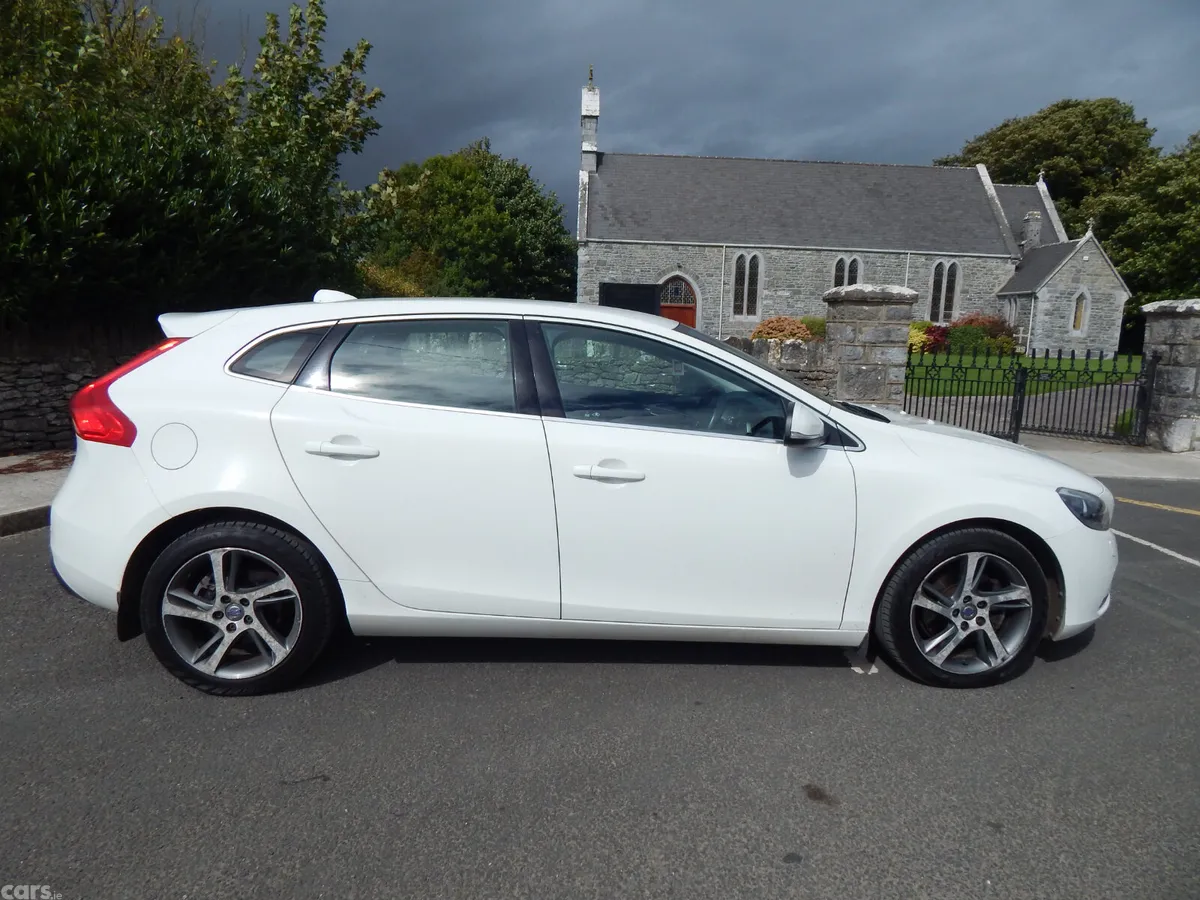 Volvo V40 Hatchback, Diesel, 2016, White