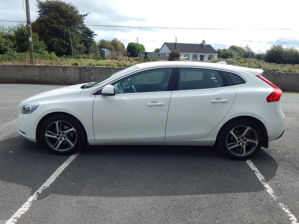 Volvo V40 Hatchback, Diesel, 2016, White
