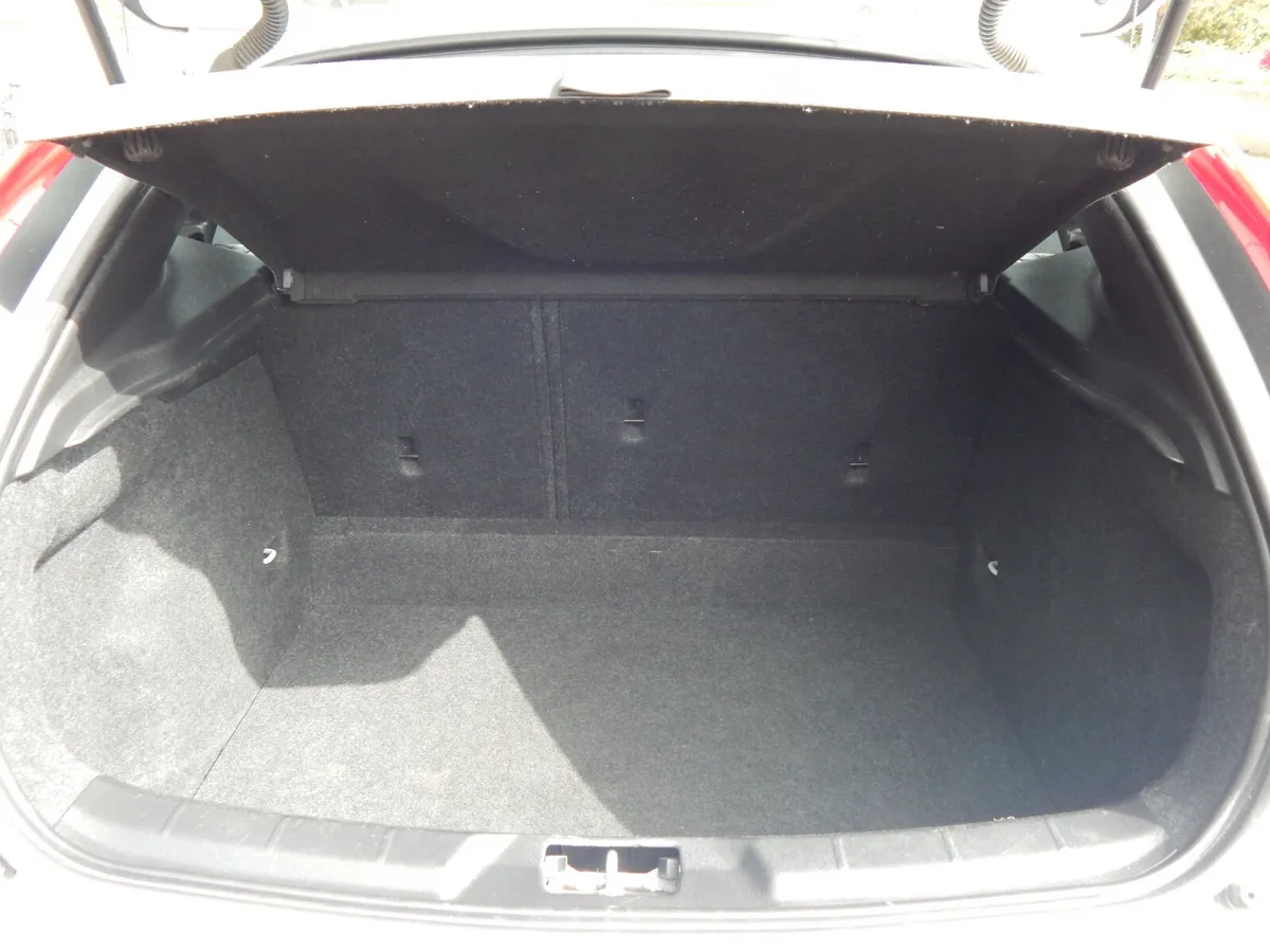 Volvo V40 Hatchback, Diesel, 2016, White