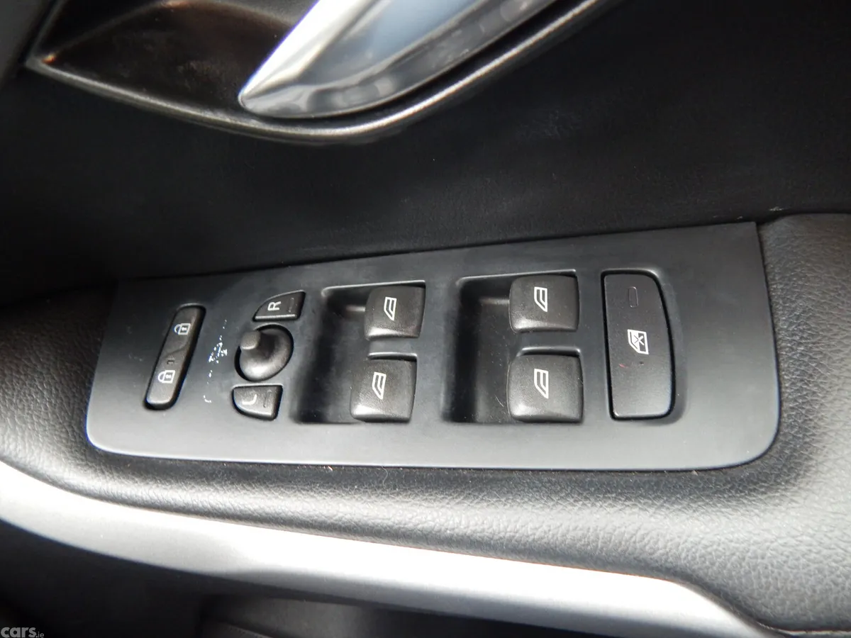 Volvo V40 Hatchback, Diesel, 2016, White
