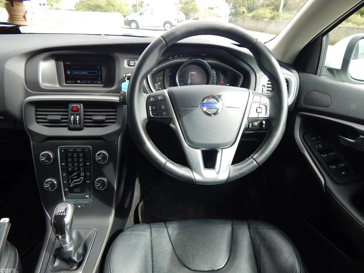 Volvo V40 Hatchback, Diesel, 2016, White