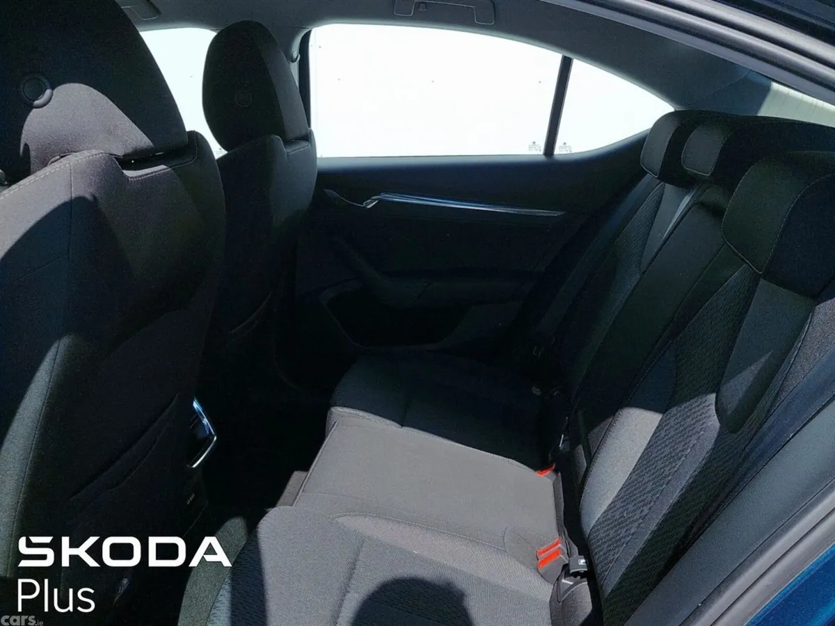 Skoda Octavia Saloon, Petrol, 2024, Blue