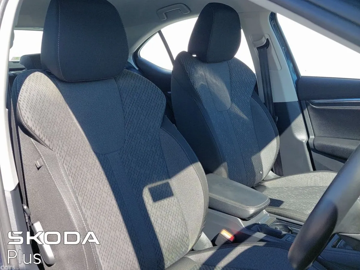 Skoda Octavia Saloon, Petrol, 2024, Blue
