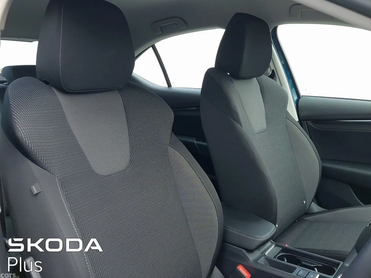 Skoda Octavia Saloon, Petrol, 2024, Blue