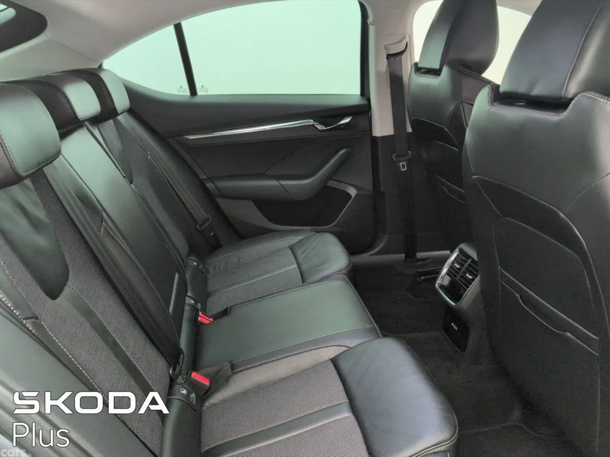 Skoda Octavia Saloon, Diesel, 2023, Grey