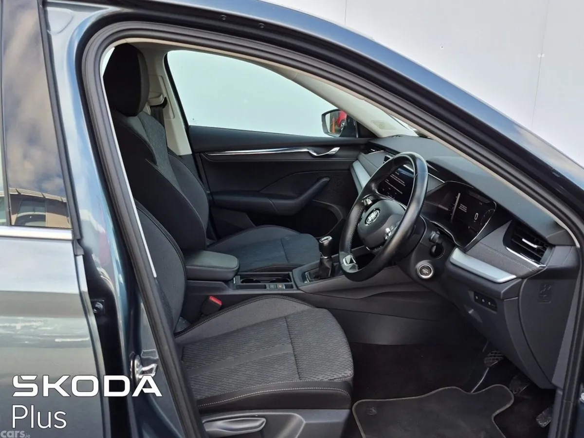 Skoda Octavia Saloon, Diesel, 2022, Grey