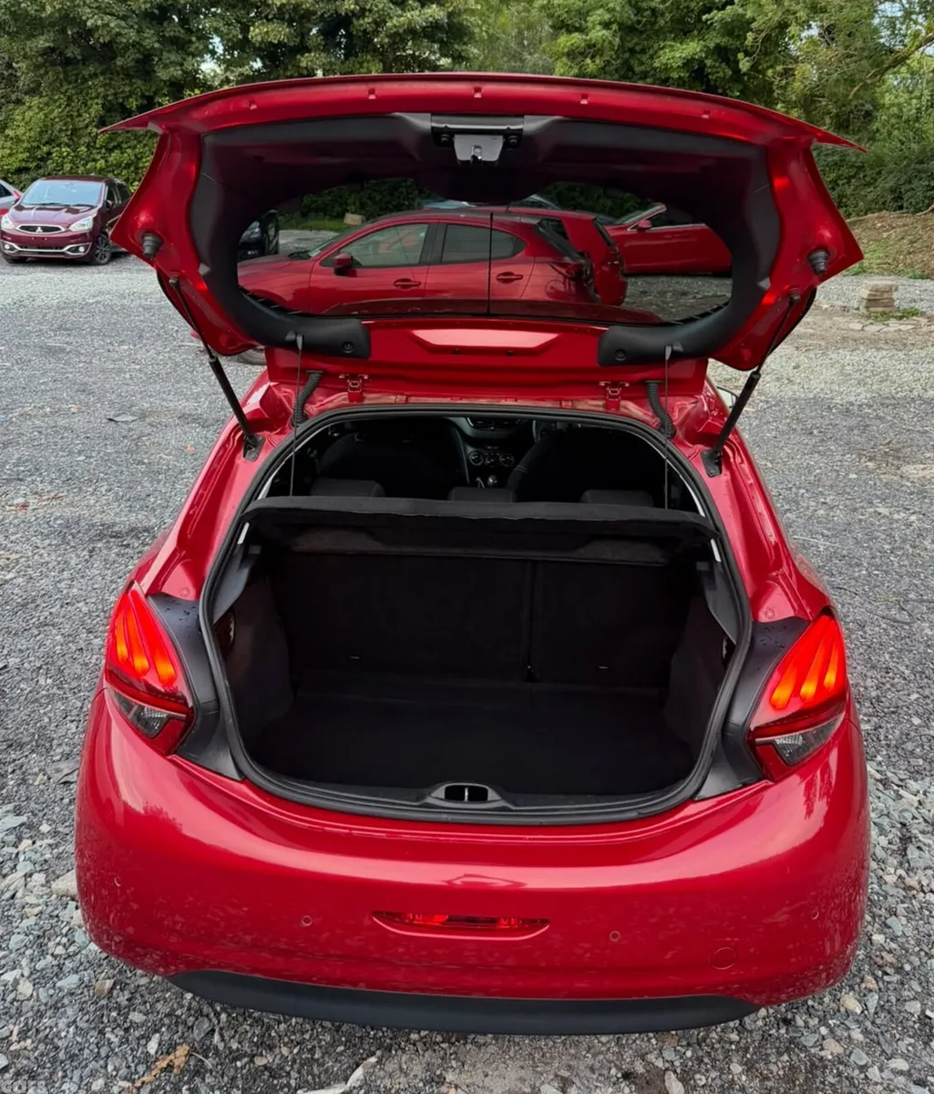 Peugeot 208 Hatchback, Petrol, 2016, Red