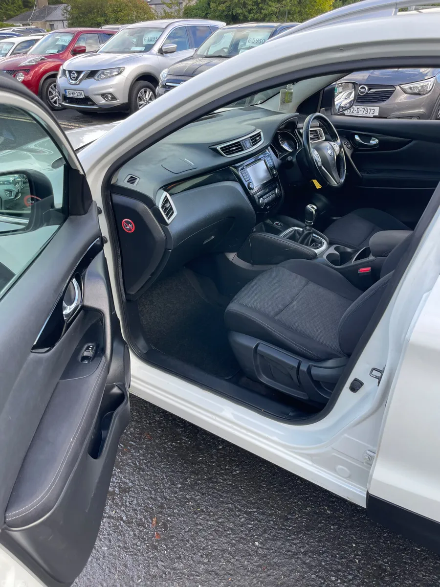 Nissan Qashqai Hatchback, Diesel, 2016, White